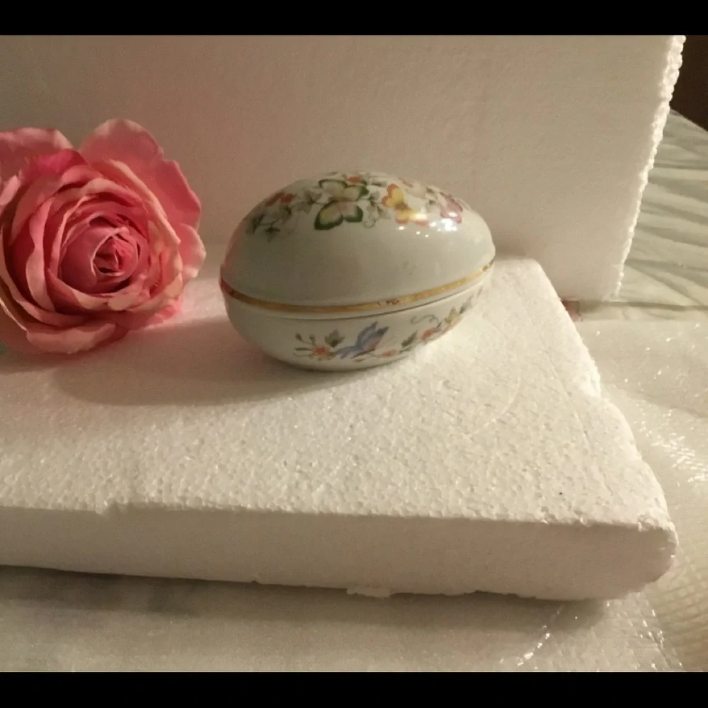 22‎ KARAT GOLD TRIM VINTAGE TRINKETS EGG BOX🌹